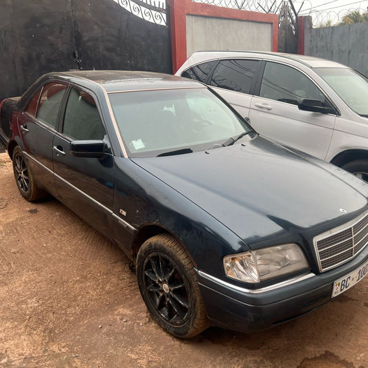 Location Mercedez Elegance à Conakry – Avec Chauffeur Inclus