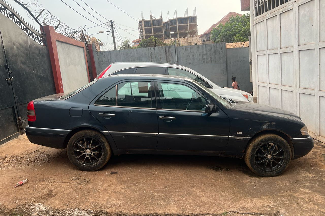 Location Mercedez Elegance à Conakry – Avec Chauffeur Inclus
