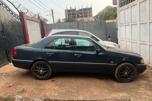 Location Mercedez Elegance à Conakry – Avec Chauffeur Inclus